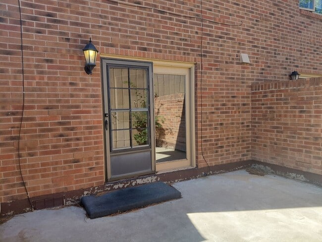 Building Photo - 2111 Chatalet Ln