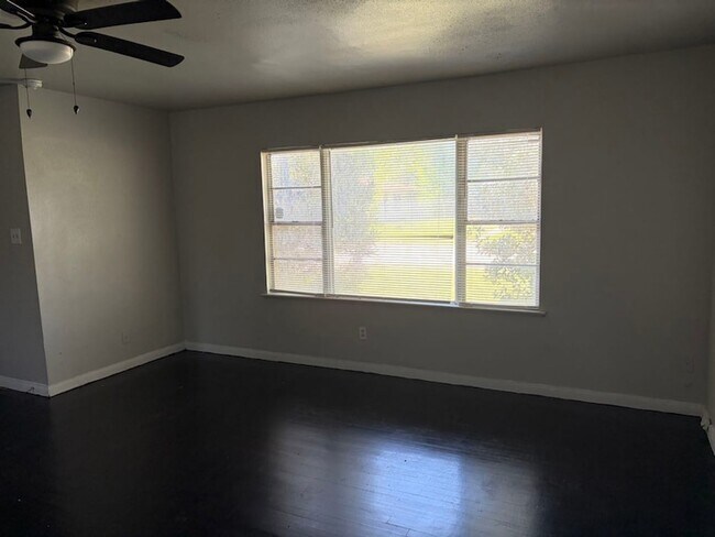 Building Photo - 5782 Belcrest St