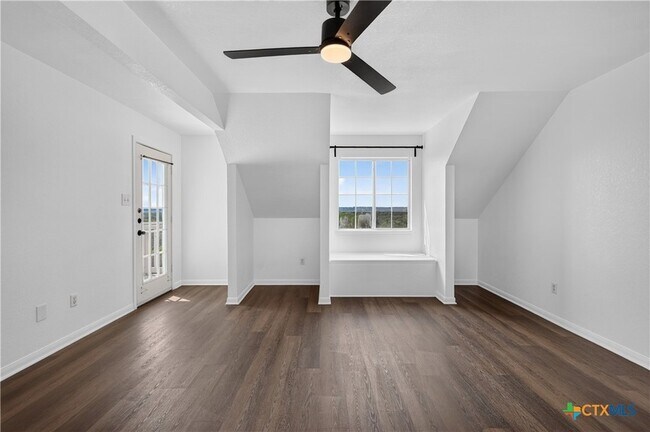 Building Photo - 1810 Mesa Oaks Cir