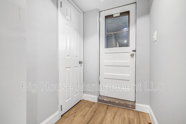 Building Photo - 2107 Hawthorne Rd