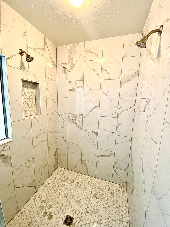 Building Photo - 3 Bedroom 2.5 Bath, 3 Car Garage w/Gorgeous Exterior