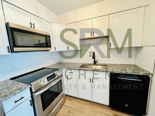 Building Photo - Remodeled one bedroom condo off Gardiner Lane with pool access