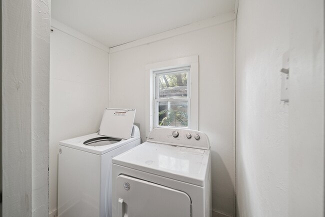 Building Photo - 1304 S Husband St