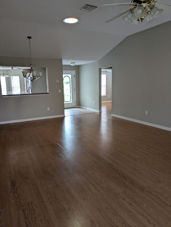 Building Photo - 866 Oak Forest Dr