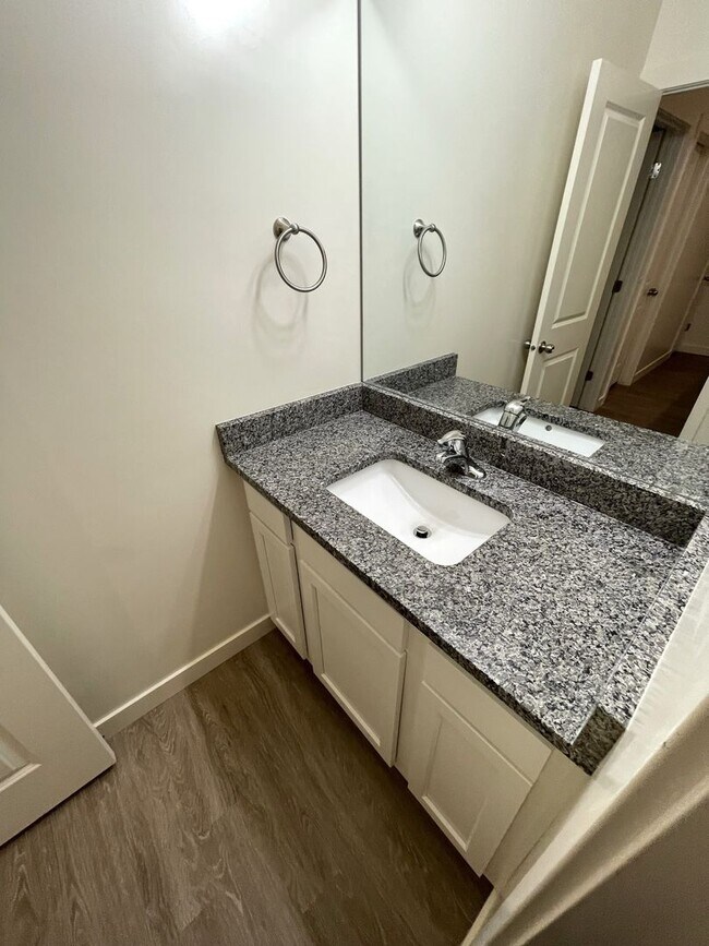 Building Photo - Spacious 3 Bed 2.5 Bath Townhome for Rent ...