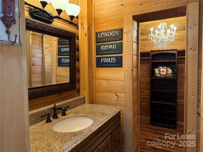 Building Photo - 1011 Lakeshore Dr