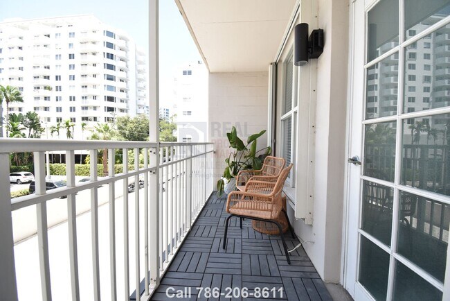 Building Photo - 1300 Lincoln Rd