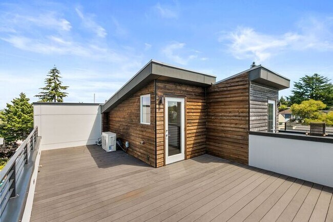 Building Photo - Stunning Columbia City Townhome w/ Views and AC (1st Month Free)