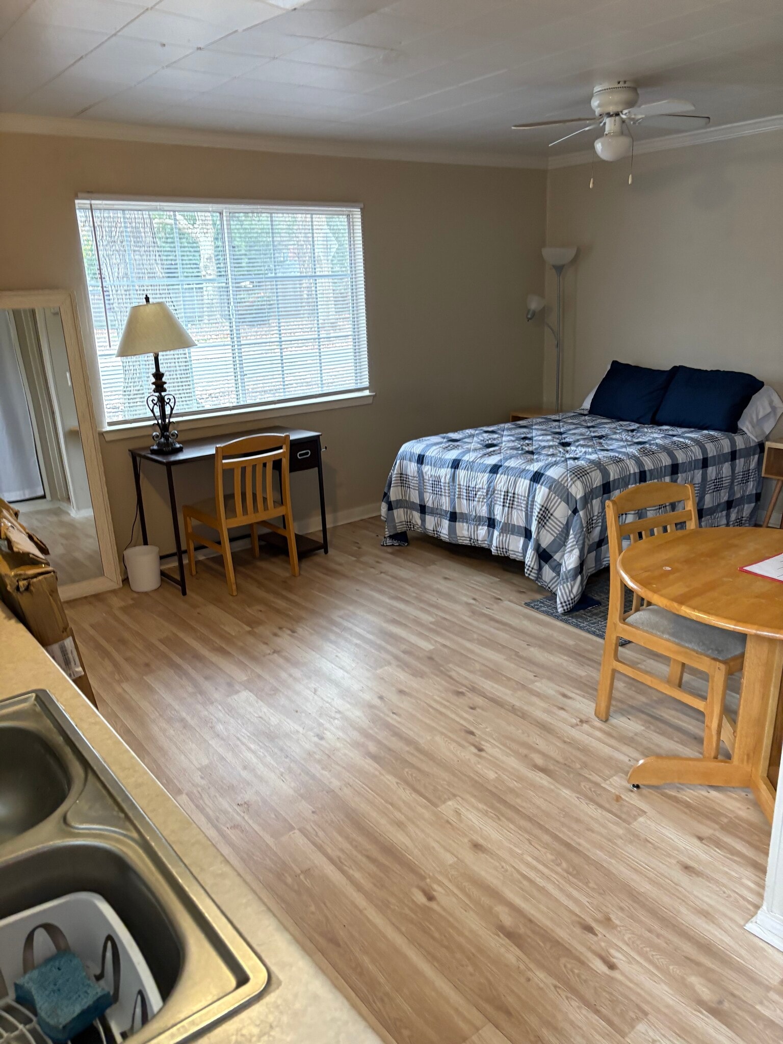 Building Photo - 1050 E 8th St