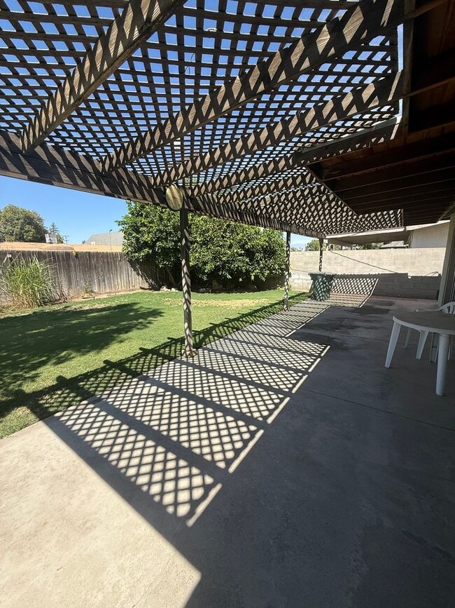 Building Photo - 2520 Oakwood Dr