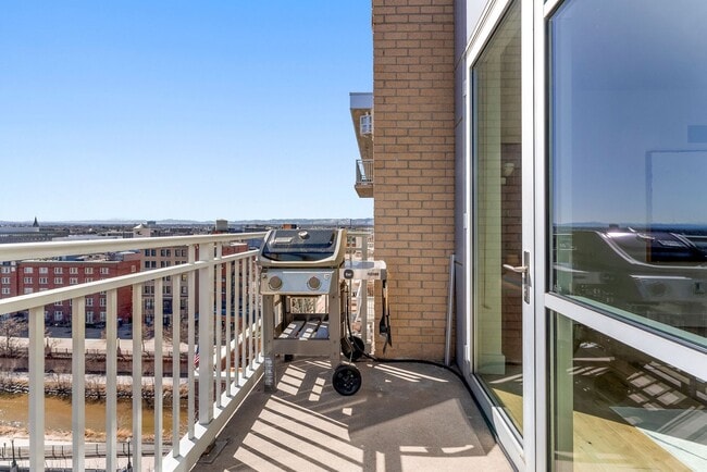 Building Photo - Gorgeous 2 bed, 3 bath Condo w/ 2 Car Gara...