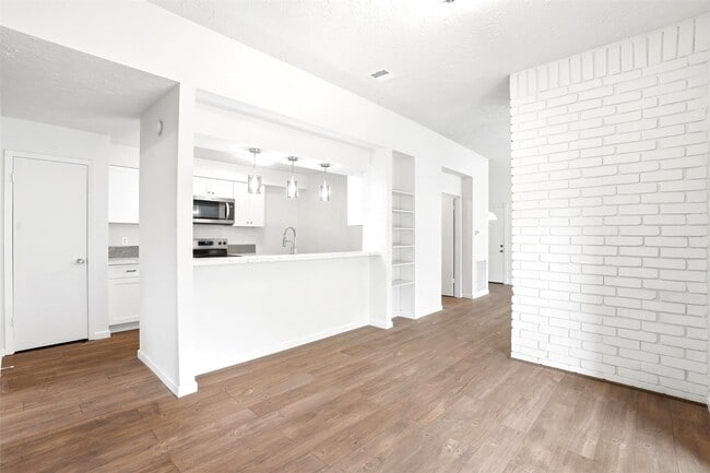 Building Photo - 16007 Ridgegreen Dr