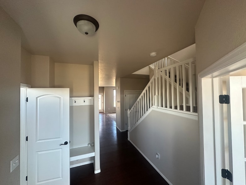 Building Photo - 2142 Falling Leaf Dr