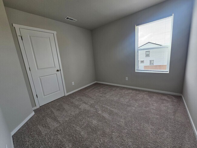 Building Photo - Stunning 4-Bedroom Pet-Friendly Home for L...