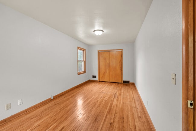 Building Photo - 2024 Southmoor Dr