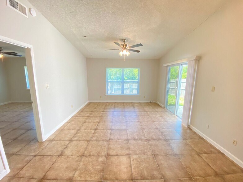 Building Photo - 135 Sand Pine Cir