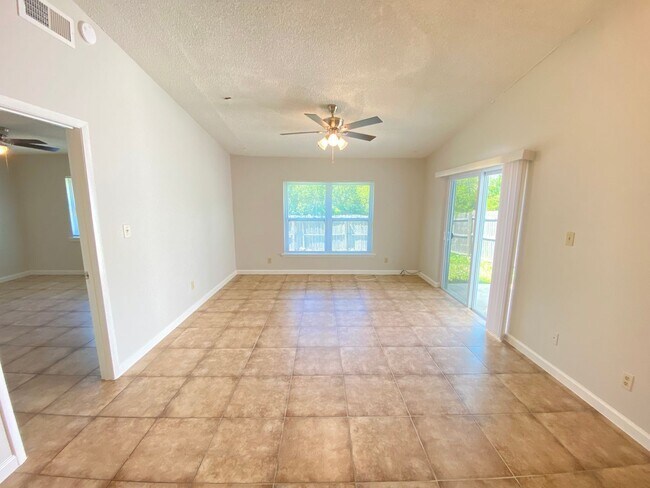 Building Photo - 135 Sand Pine Cir