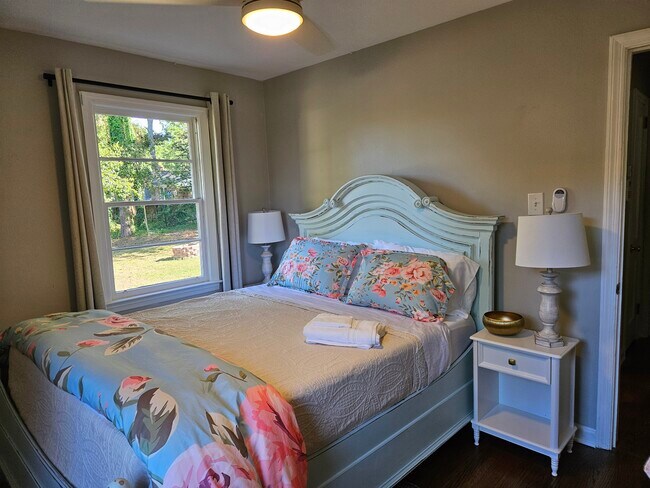 Building Photo - 1114 Azalea Dr