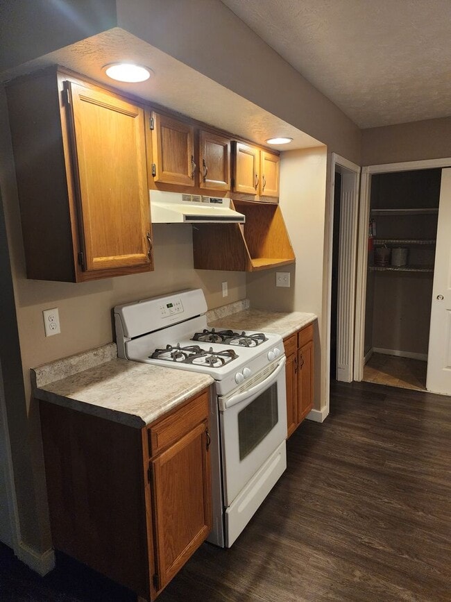 Building Photo - 2 bedroom 1 bath duplex