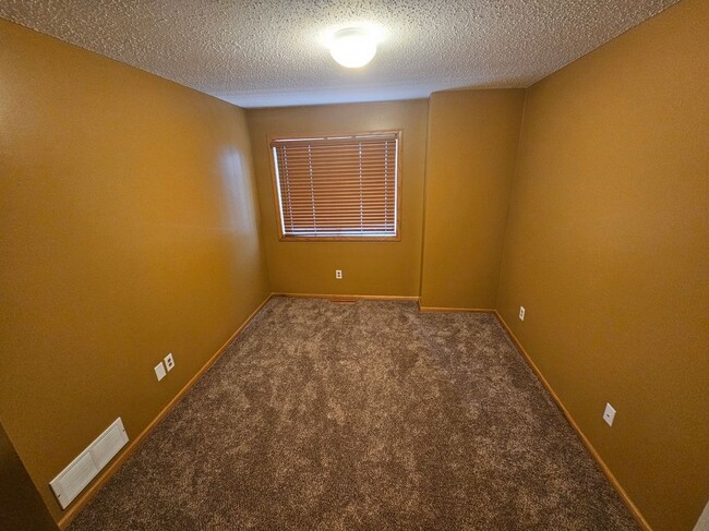 Building Photo - 2639 Yellowstone Dr