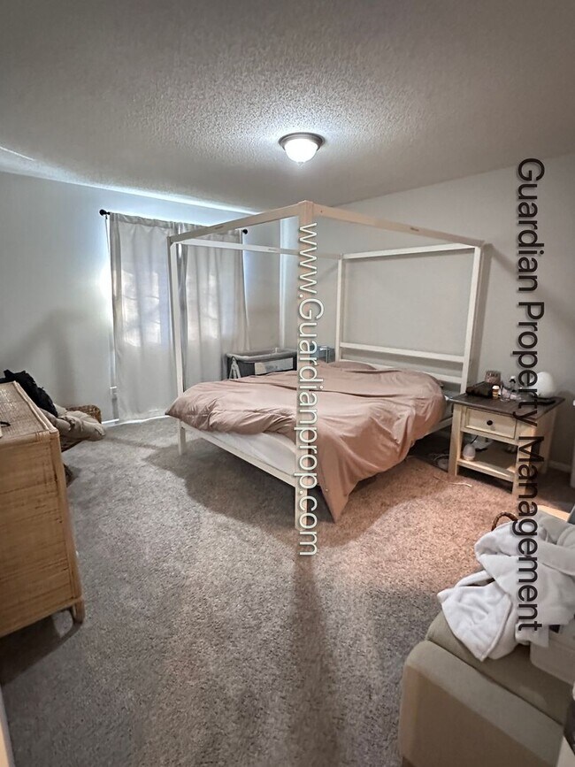 Building Photo - Apple Valley Town Home, 1 Car Garage, Washer/Dryer, Dishwasher, Available April/May 1st