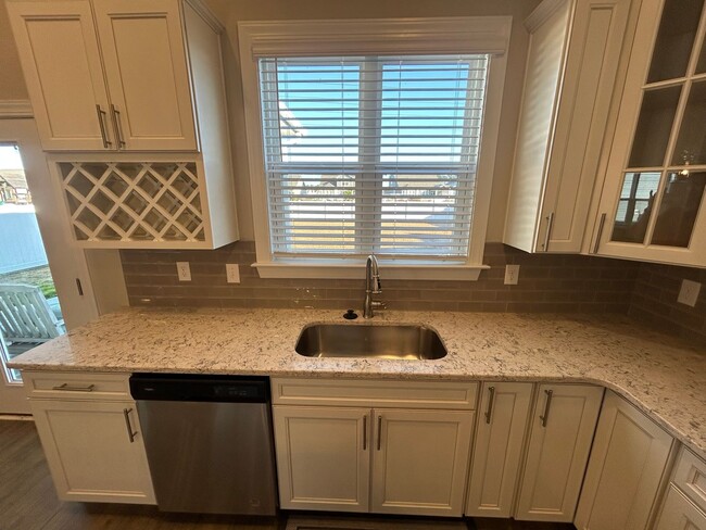 Building Photo - 585 Oyster Dr