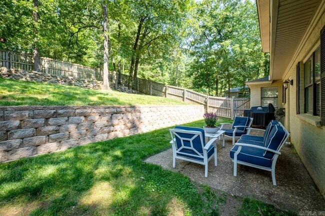 Building Photo - 1720 Jennifer Dr