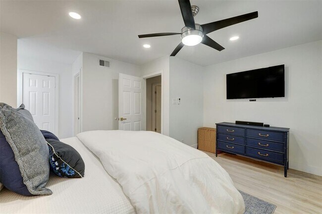 Building Photo - 4159 Steck Ave