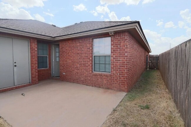 Building Photo - Great 3/3/2 Duplex!