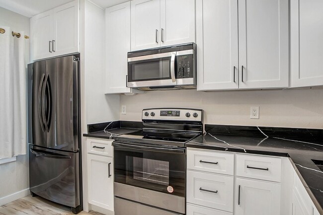 Building Photo - 618 W Collins St