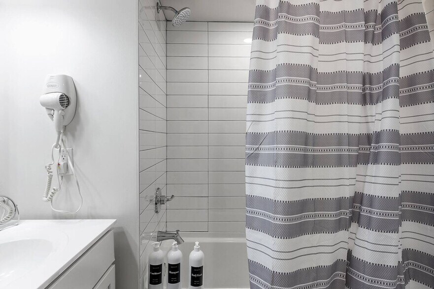 Building Photo - 212 W Roberts Ave