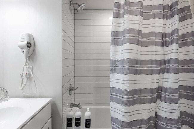 Building Photo - 212 W Roberts Ave