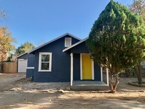 Building Photo - Spacious 3 bedroom 1 bath