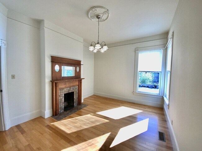 Building Photo - Full Floor Flat. PARKING! IN-UNIT LAUNDRY!...