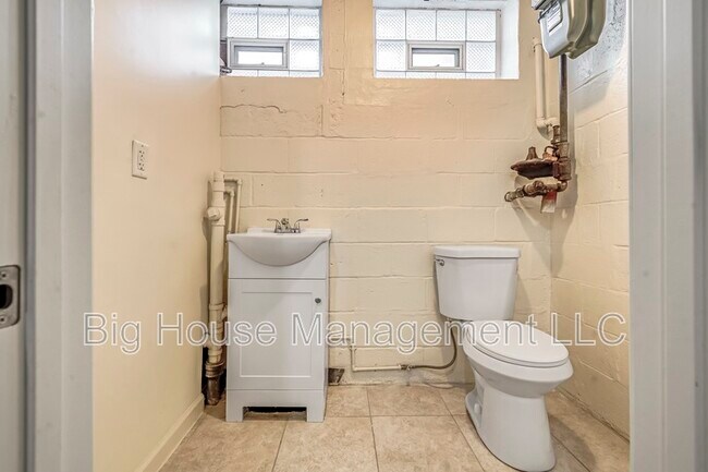 Building Photo - 1302 Hillsway Ct