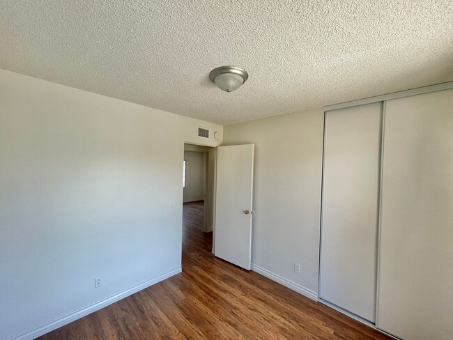 Building Photo - Spacious 3 Bed 2 Bath House w/ Central A/C...