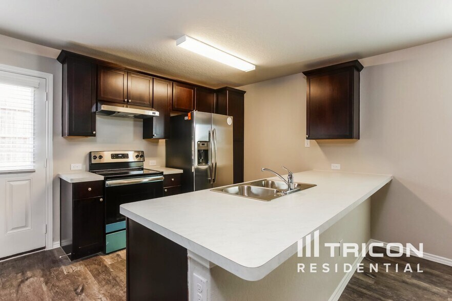 Building Photo - 1932 Bluethroat