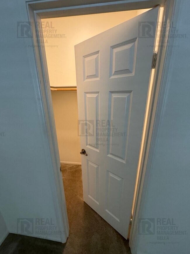 Building Photo - Single-Story Comfort & Style in Prime Heme...