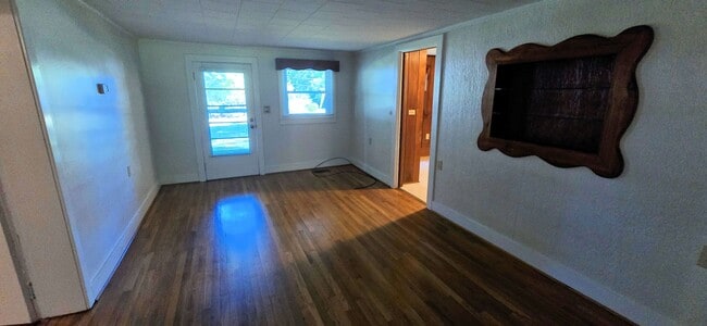 Building Photo - Beautifully Maintained Farm House