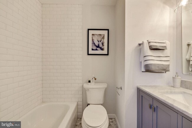 Building Photo - Gorgeous 2 Bedroom 2.5 Bath in Chevy Chase