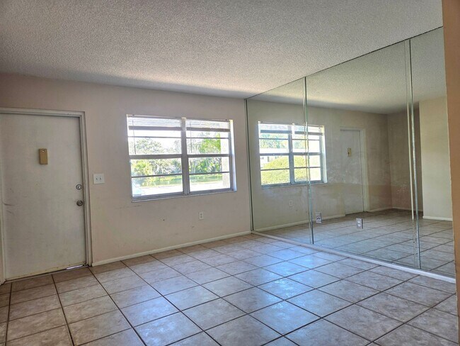 Building Photo - NEW PRICE / N Tamiami Trail / Townhouse