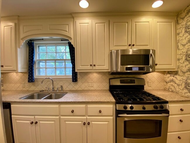 Building Photo - {6832} Prairie Village Ranch + Perfect Location + Updated + Fenced Yard