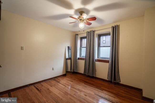 Building Photo - 322 Poplar St