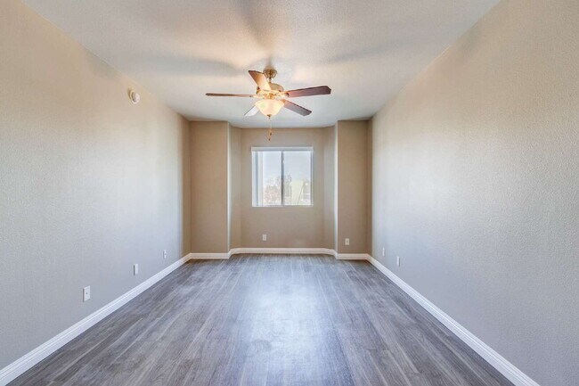 Building Photo - Smartly Designed 2-Bedroom Apartment in Prime Studio City Location