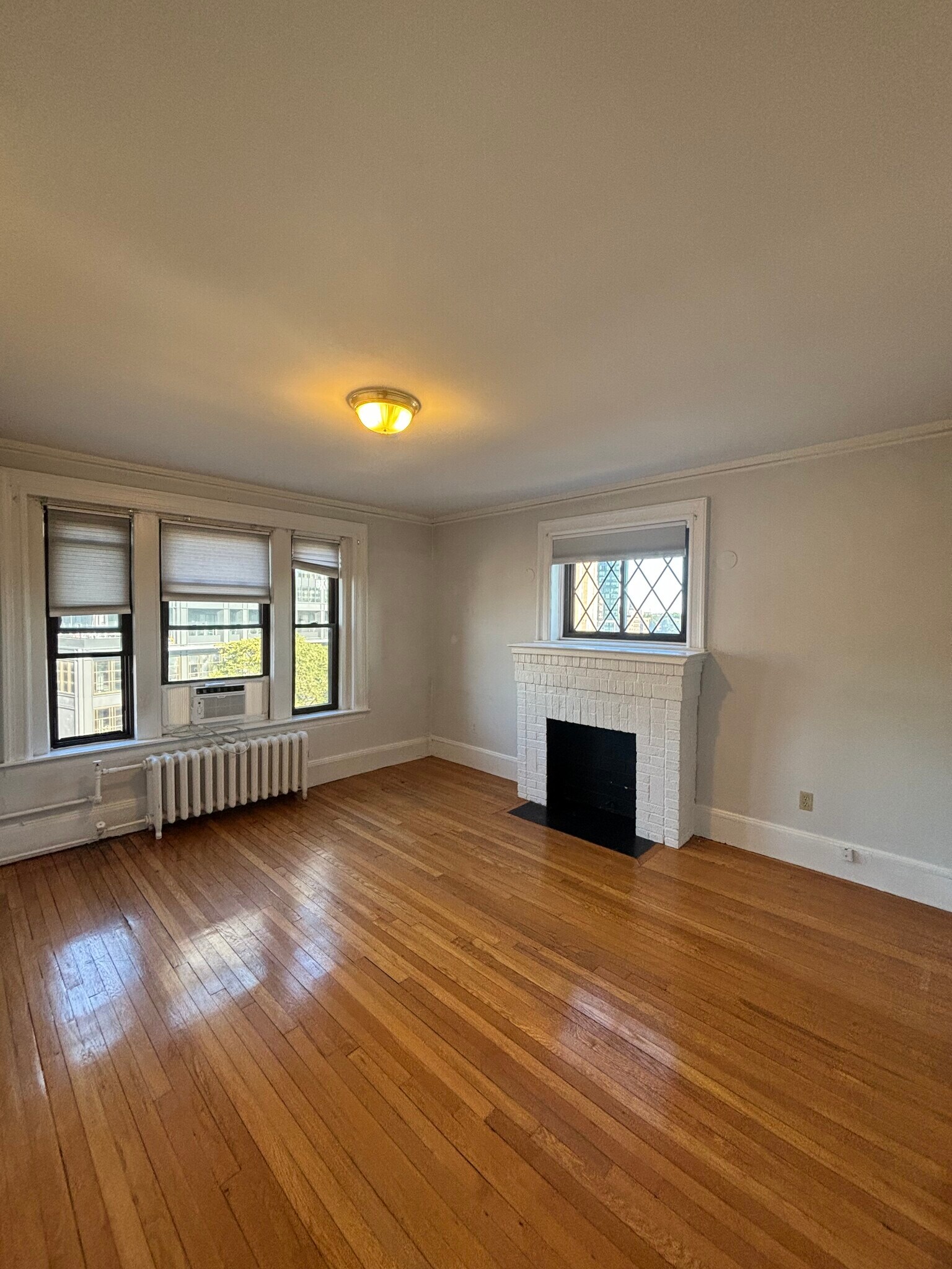 Building Photo - 842 Beacon St