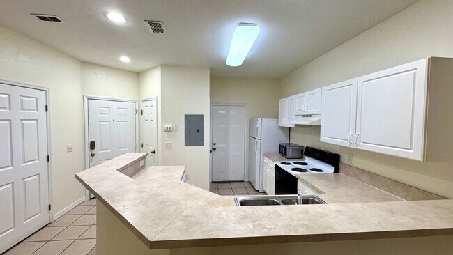 Building Photo - The Greens 2BR Townhome with garage!