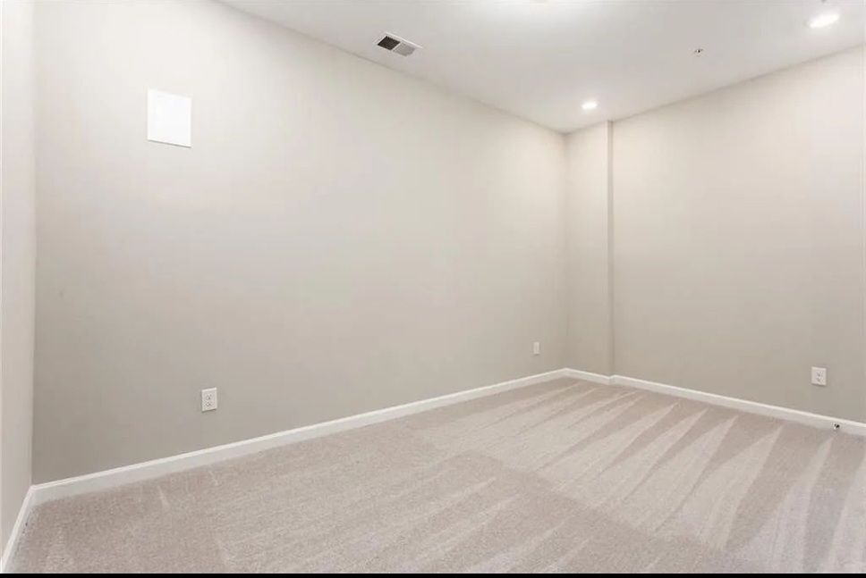 Building Photo - 256 Commons Ave