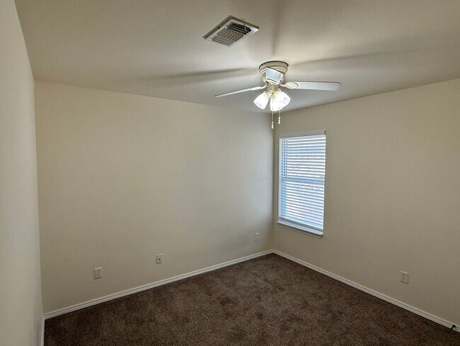 Building Photo - Great 3 Bed 2 Bath in Valencia Neighborhood