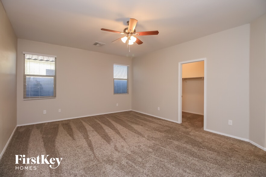 Building Photo - 4742 E Pearl Rd