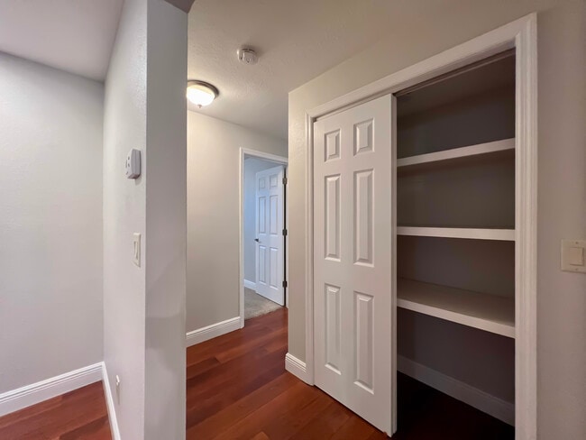 Building Photo - 1858 Oak Park Dr S